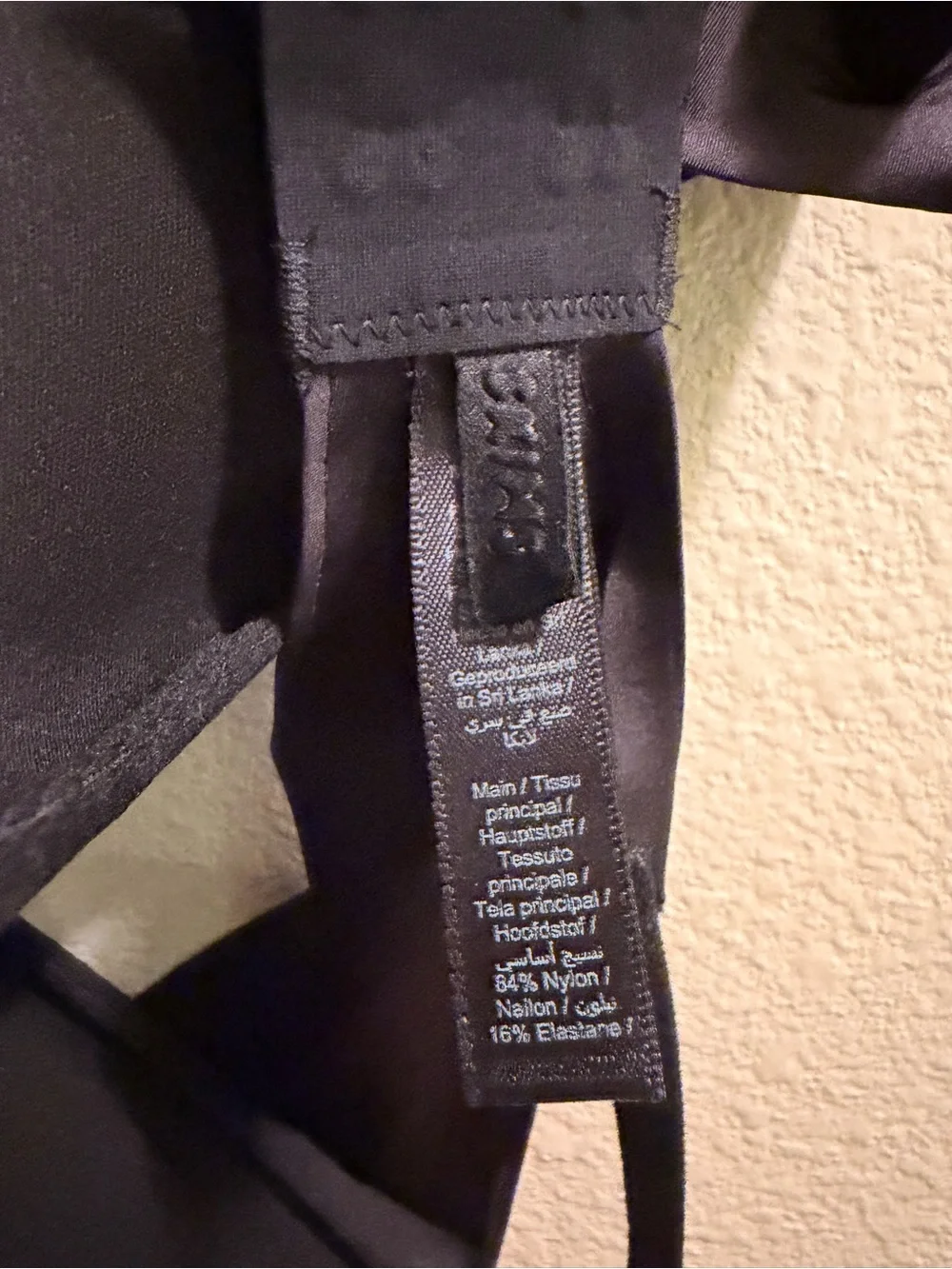 SKIMS Black Seamless Plunge Bra - Picture 2 of 8